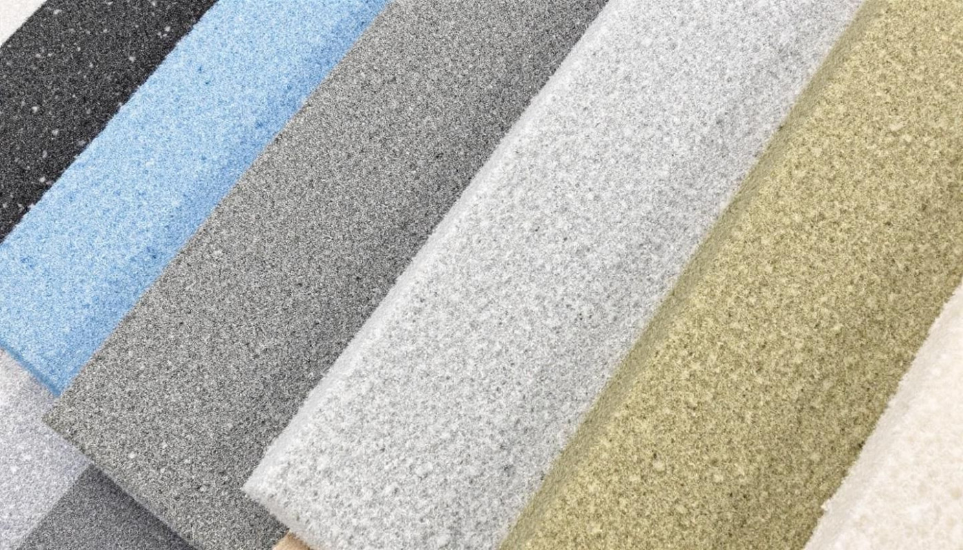 Comment les différents revêtements adhèrent-ils à la mousse isolante ?